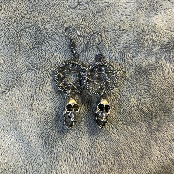 Silver pentagram and skull earrings - Picture 3 of 3